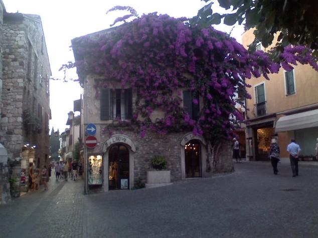 passeggiare per i vicoli dei borghi sul lago di garda è assolutamente da non perdere