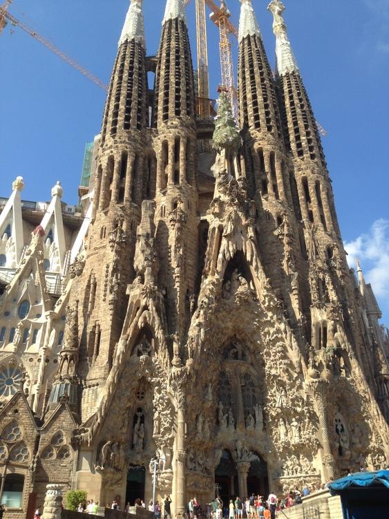 Sagrada Familia continua a stupire, sia all'esterno che all'interno